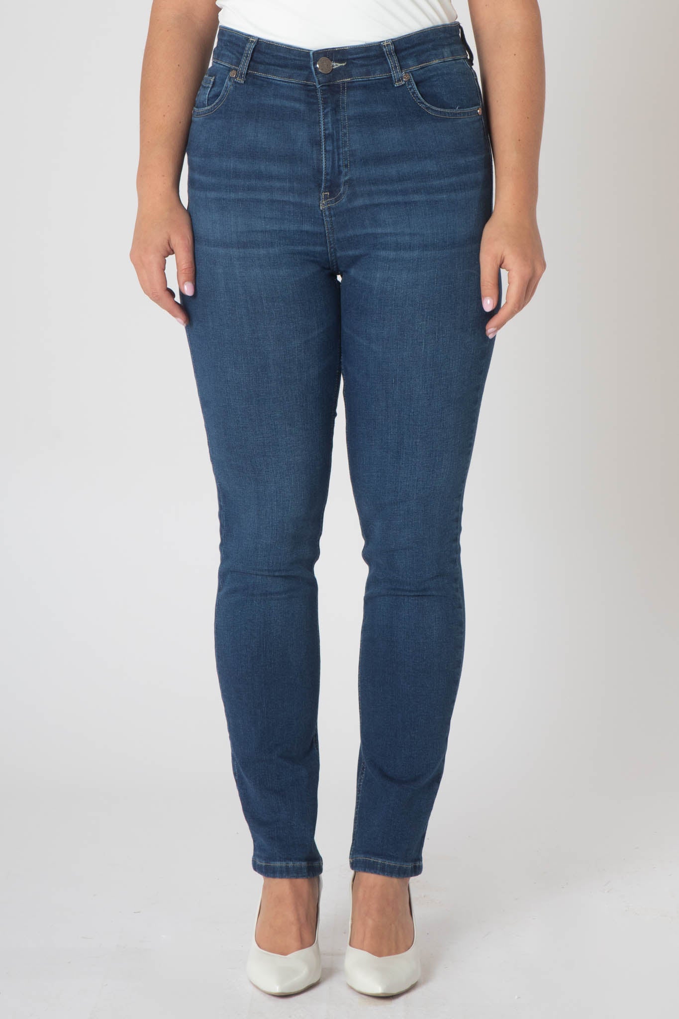 Sakura Regular Jeans - Mid Wash