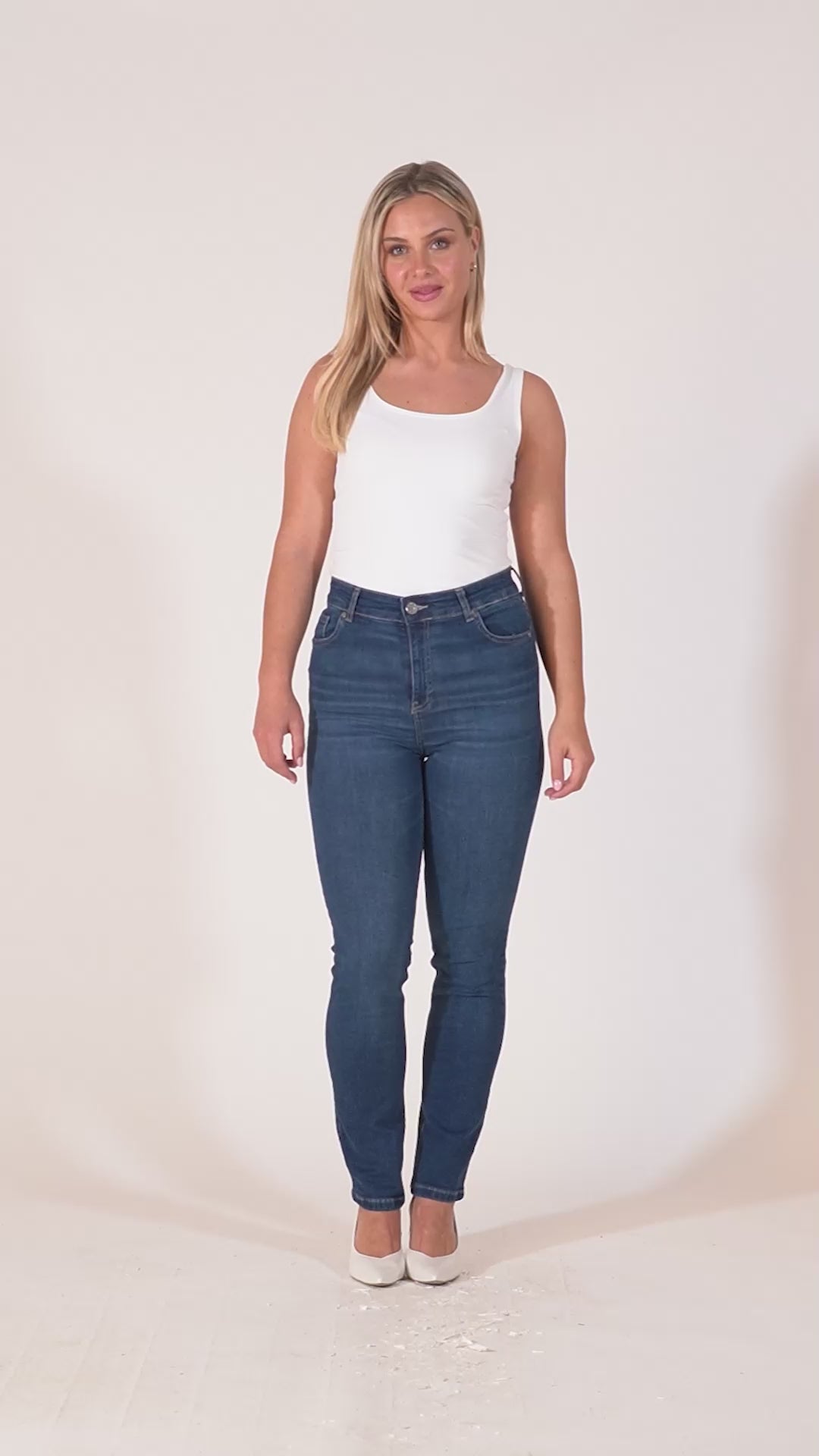 Sakura Regular Jeans - Mid Wash