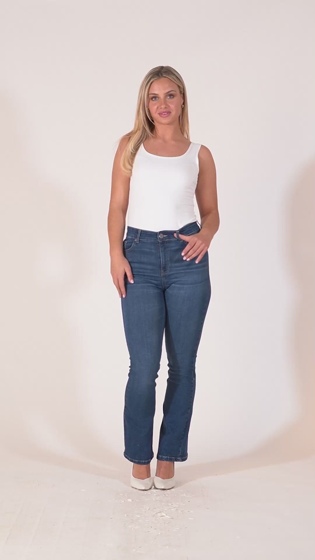 Zola Flared Jeans - Mid Wash